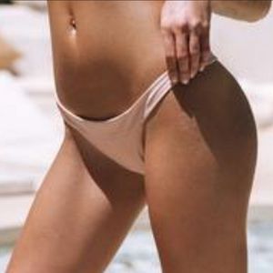 NWT! Beach Bunny London skimpy bottom L